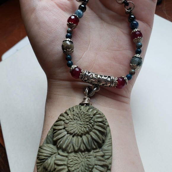 Carved jasper SUNFLOWER W/RUBY SAPPHIRE LEATHER - Picture 5 of 7